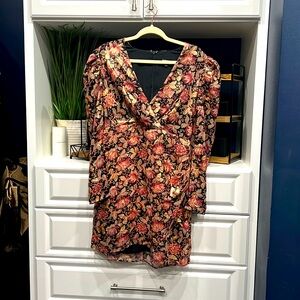 Express Long sleeve floral dress SZ: M
89% POLYESTER 11% METALLIC 100% POLYESTER